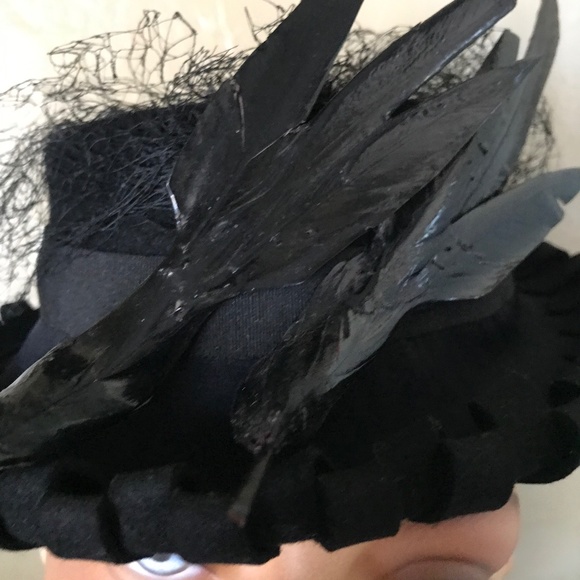RARE 1930s' BLACK FELT TILT HAT WITH 2 LACQUERED "BIRDS", STRAP & LARGE. VEIL - Picture 4 of 16